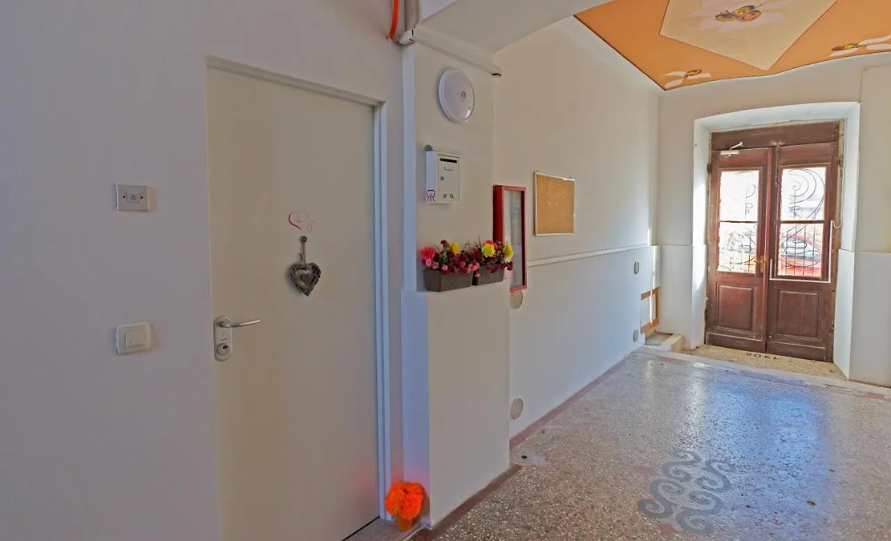 Rich Apartment Pola 0*,
