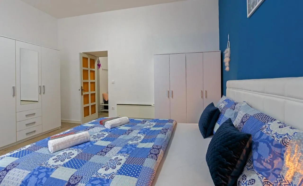 Rich Apartment Pola 0*,