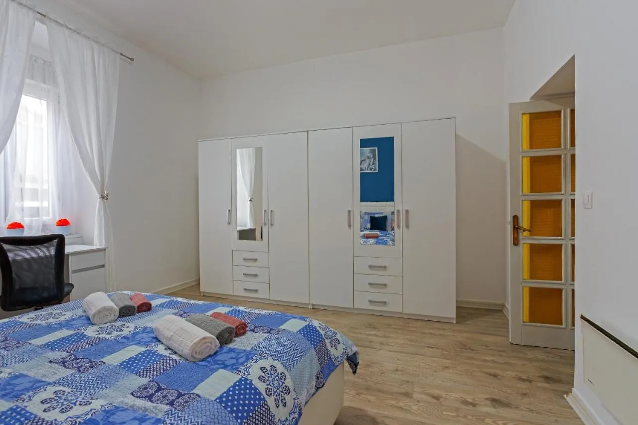 Rich Apartment Pola 0*,